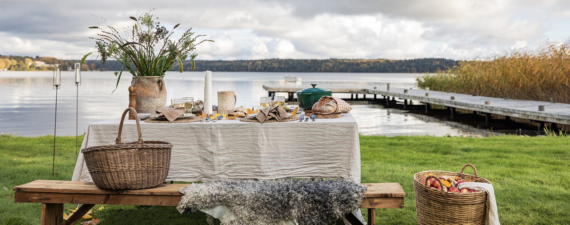 Härligt dukat bord utomhus vid vattnet