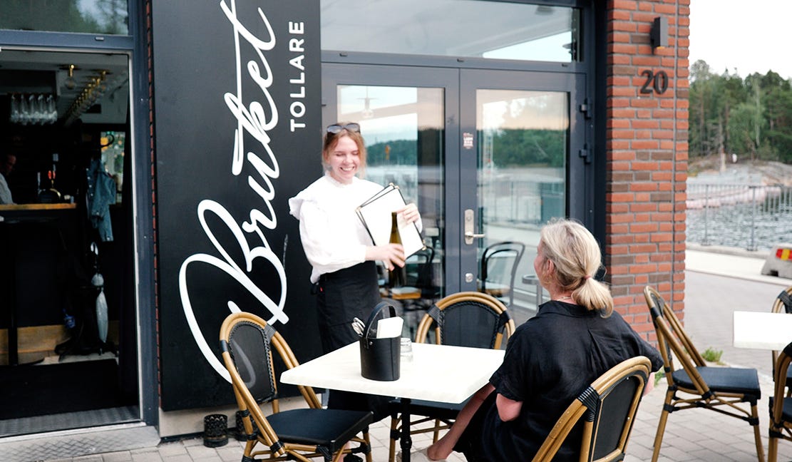 Foto som visar restaurang Bruket i Tollare med uteservering