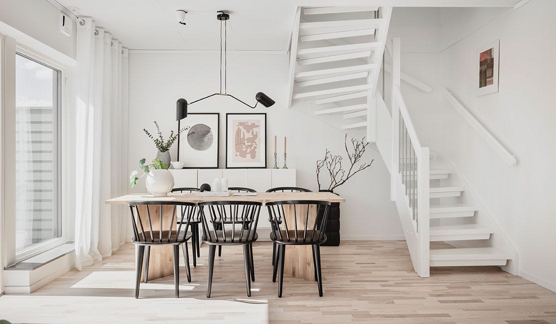 Foto på matplats med stort fönster och härligt ljusinsläpp