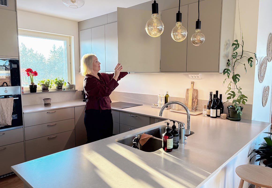 Foto på kvinna som står i ett kök