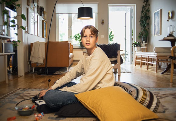 Foto på pojke som spelar tv-spel