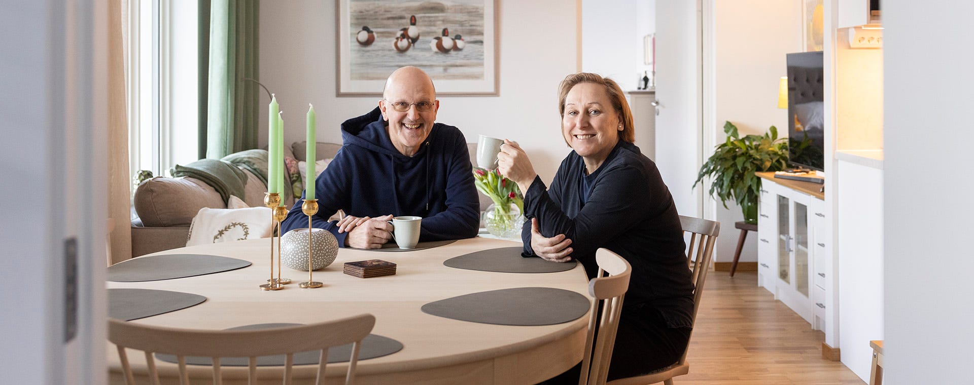 En nystart på Tomtebo gård, par som sitter och fikar
