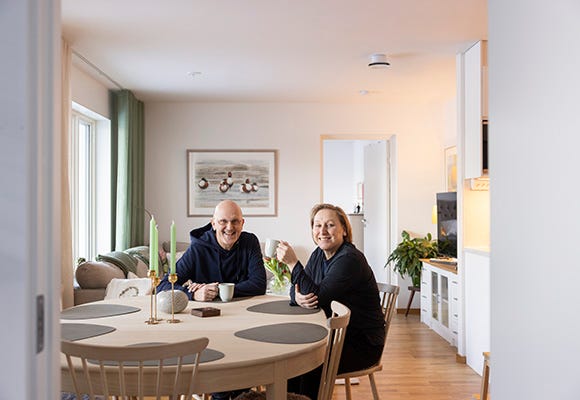 En nystart på Tomtebo Gård, par som sitter och fikar