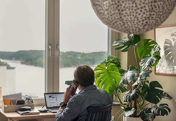Stevan i sitt hemmakontor i Tollare Terrass