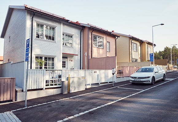 Gatuvy på fasad och parkering