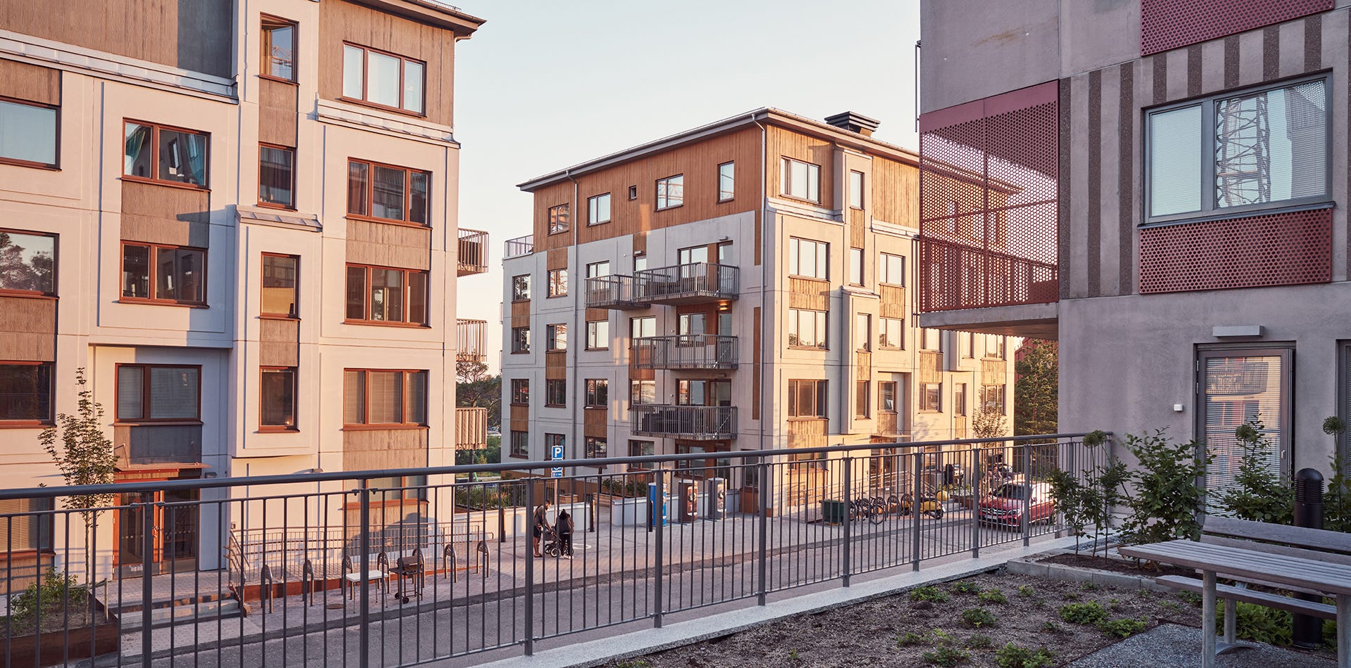 Foto på fasader mot gatan i grannskapet De Fem Elementen