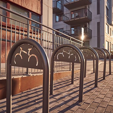 Närbild på cykelställ i De Fem Elementen