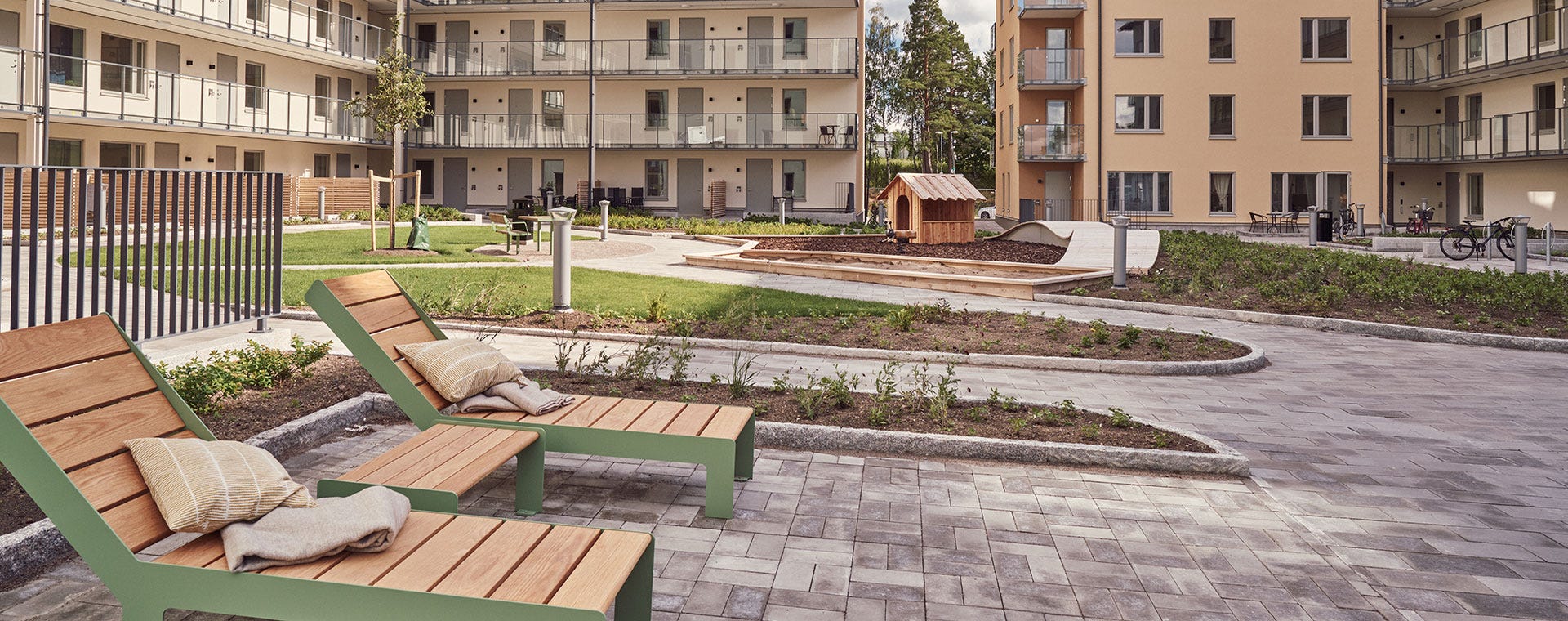 Elittruppen - Foto på innergården i grannskapet