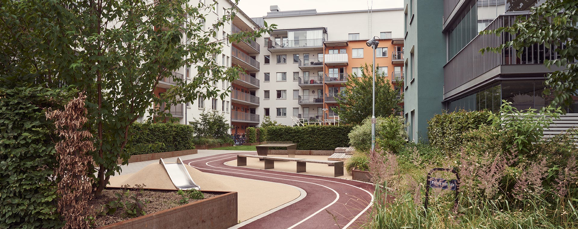 Innergården i Kapellgärdet - Löparbanan snirklar sig genom gården