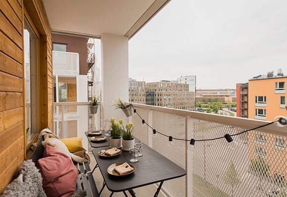 Foto på balkong med utsikt i grannskapet Lugnet