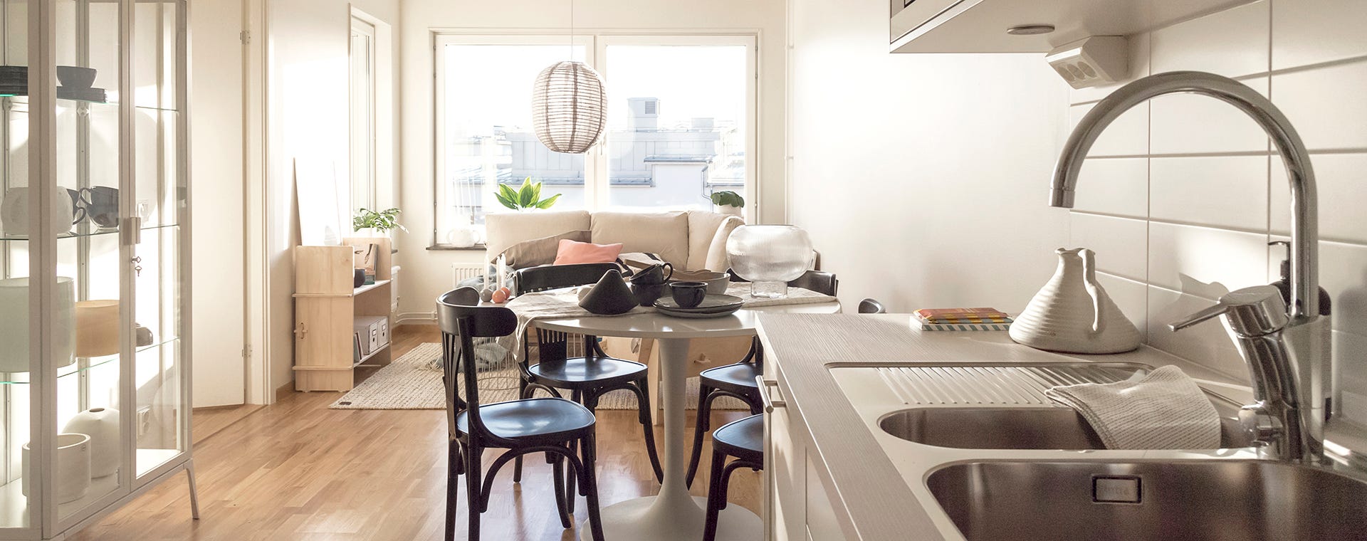 Nyproduktion Stockholm - kök, matplats och vardagsrum i grannskapet Lugnet