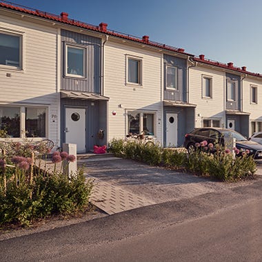 Gatuvy på radhus i området Nedersta