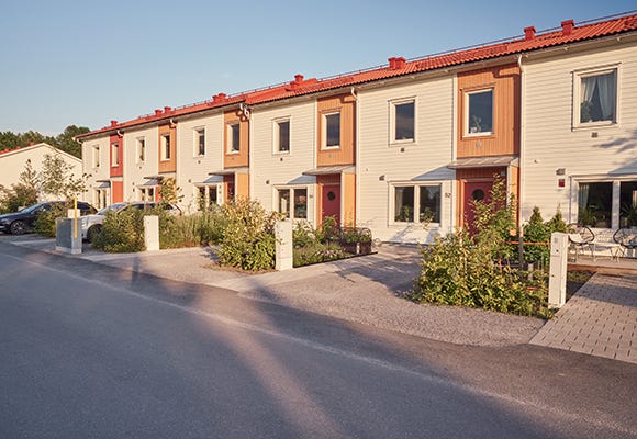 Gatuvy på radhus i området Nedersta