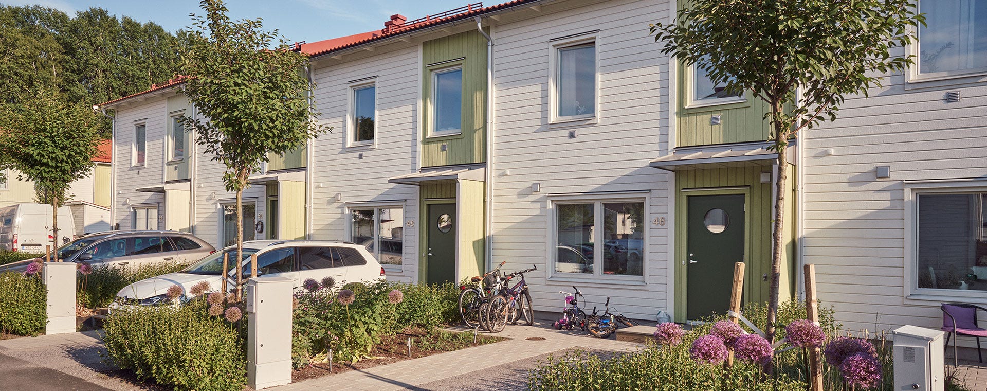 Gatuvy på radhus i området Nedersta