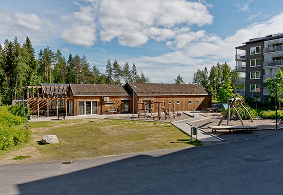 Foto på den gemensamma lokalen och lekparken i grannskapet Tillsammans