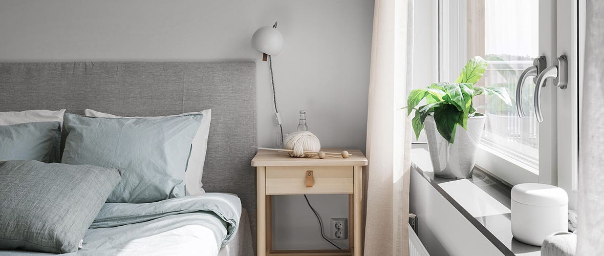 Foto på säng och nattduksbord