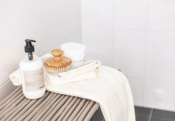 Närbild på handdukar och tvål