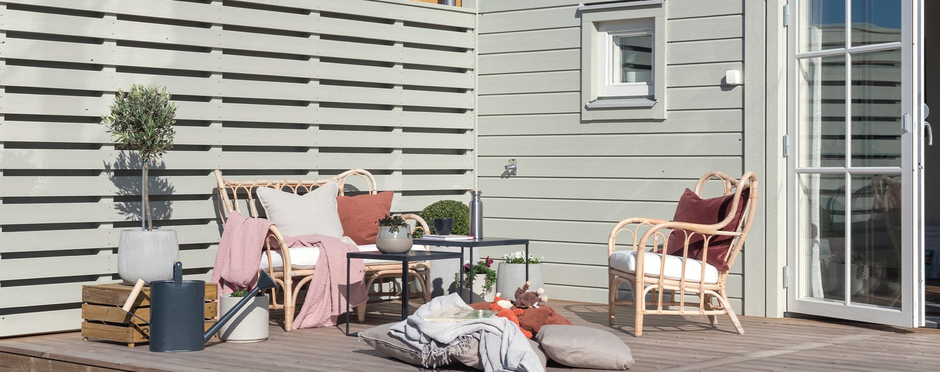 Mysig uteplats med soffa & fåtölj