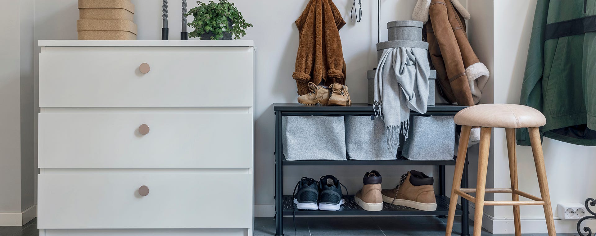 Bild på hall med byrå och skoställ