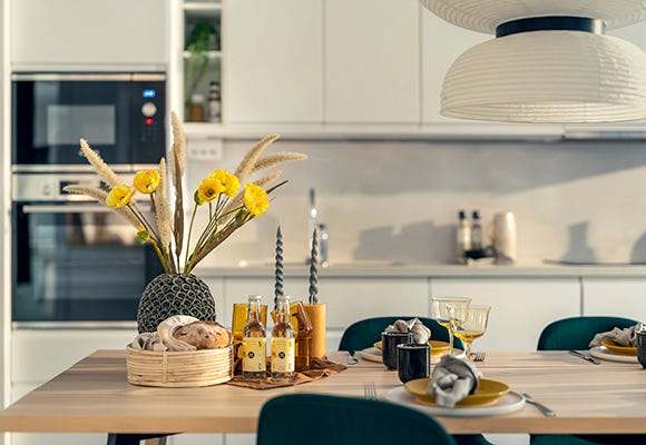 Foto på dukat bord med höstens färger