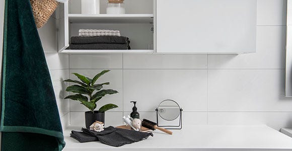 Närbild på arbetsbänk i badrum