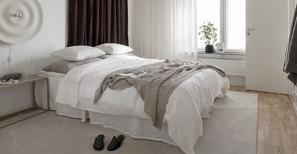 Nyproducerat sovrum med trevligt ljusinsläpp