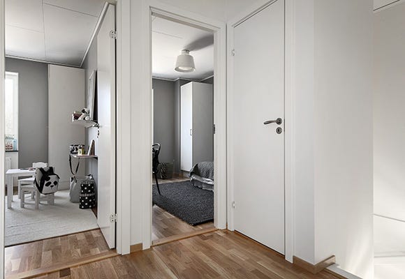 Foto på dörrar som leder in till sovrum