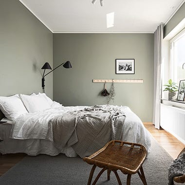 Foto på sovrum med säng och härligt ljusinsläpp