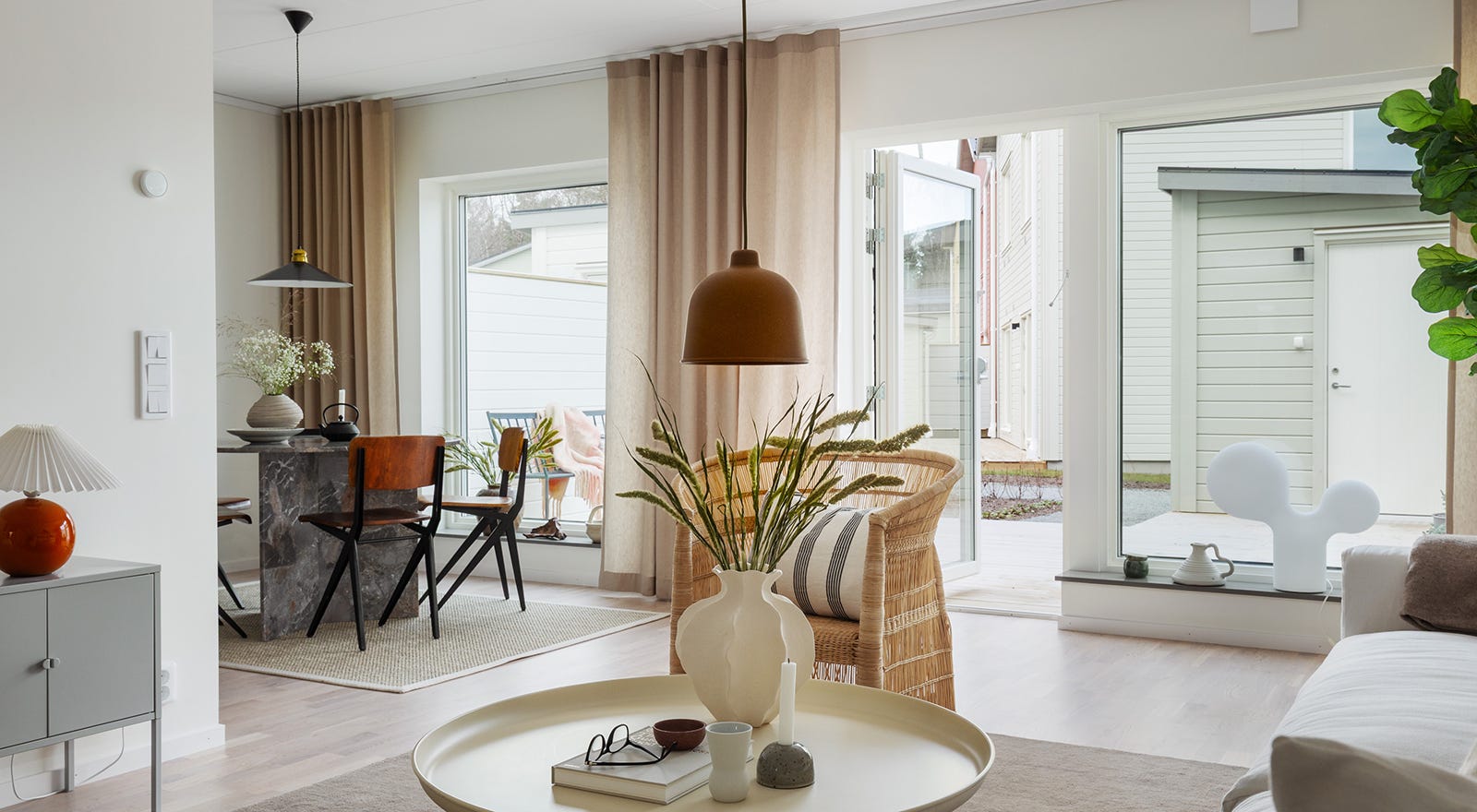 Foto på ett vardagsrum i öppen planlösning mot en matplats