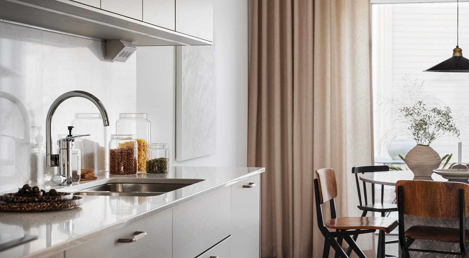 Foto på ett kök med sikt mot en matplats