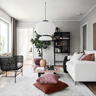 Foto på ljust vardagsrum med soffa och soffbord