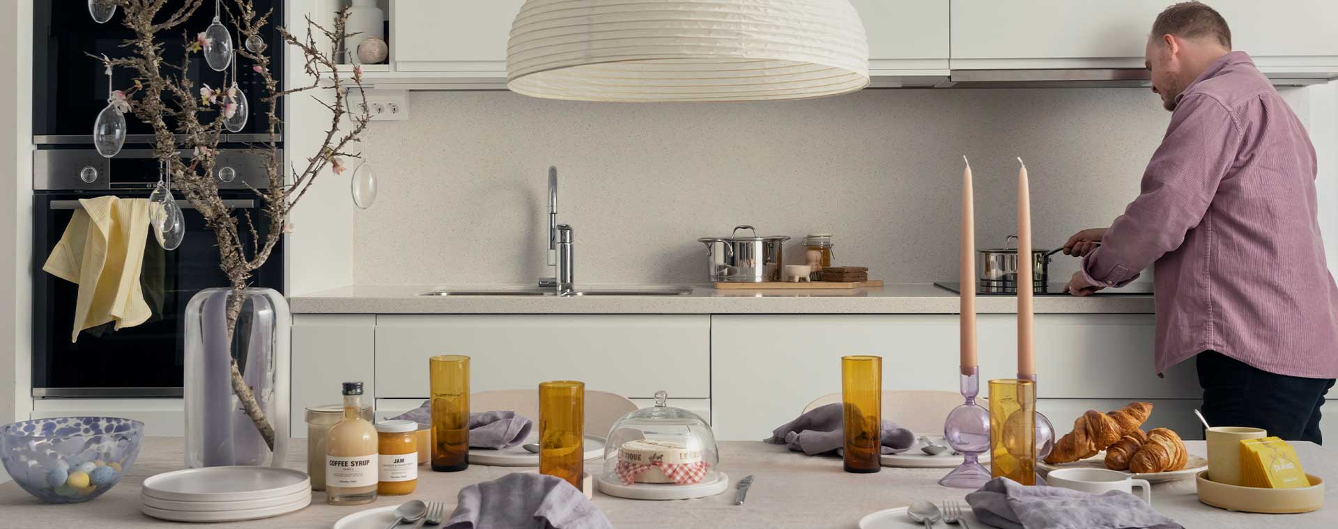 Dukat bord med man som lagar mat i bakgrunden
