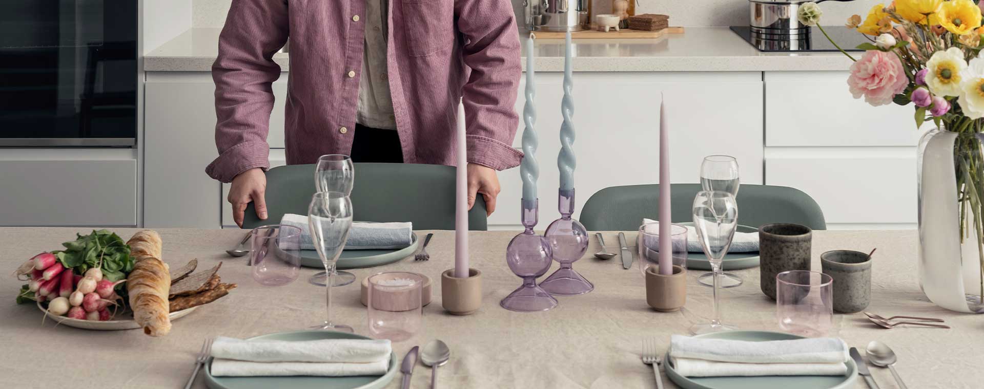 Dukat bord med bröd, växter och ljusstakar