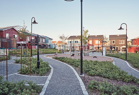 Bild på innergård med lekplats
