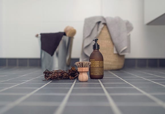 Närbild på tvål och borste