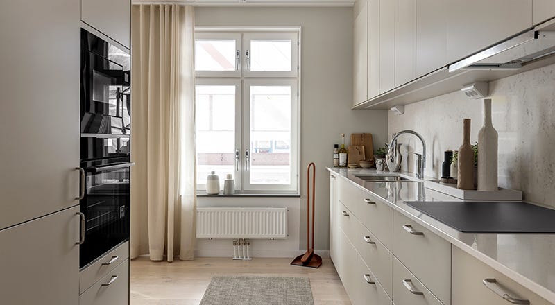 Foto på ett modernt kök i beige kulör