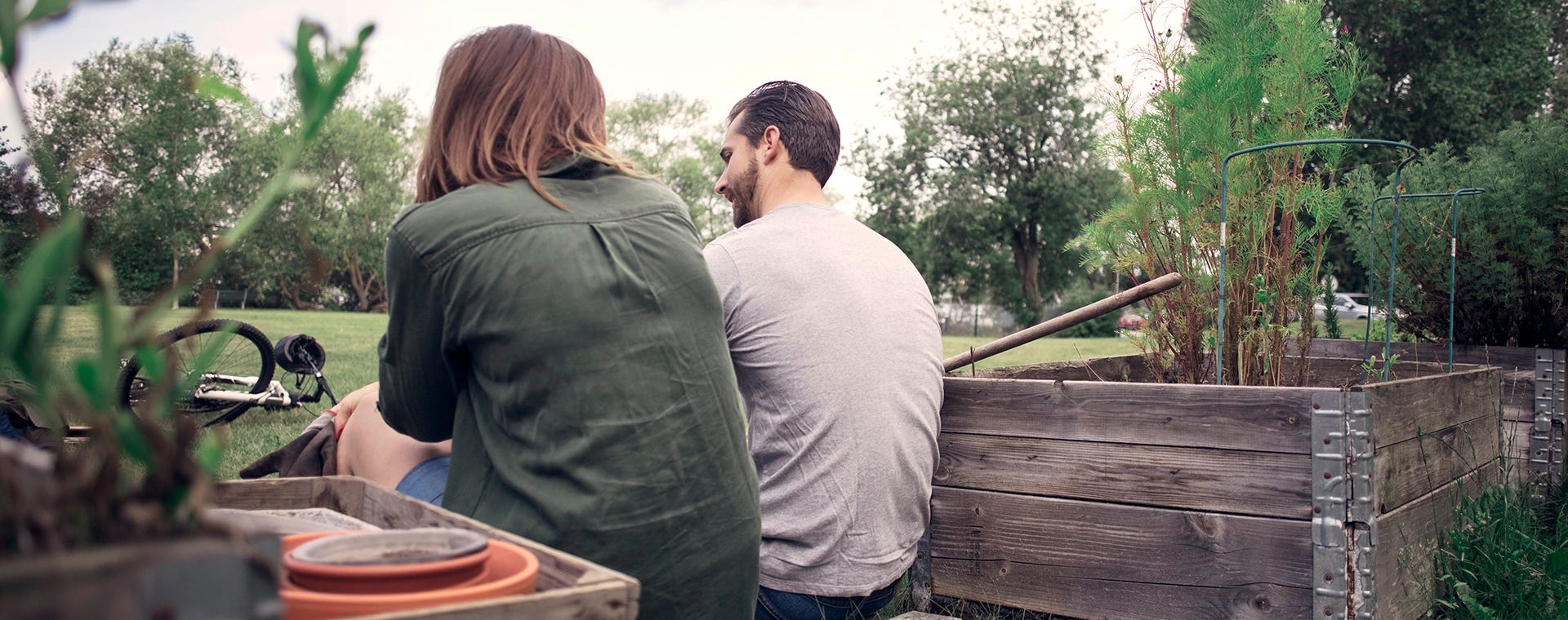 Man och kvinna sitter i en trädgård