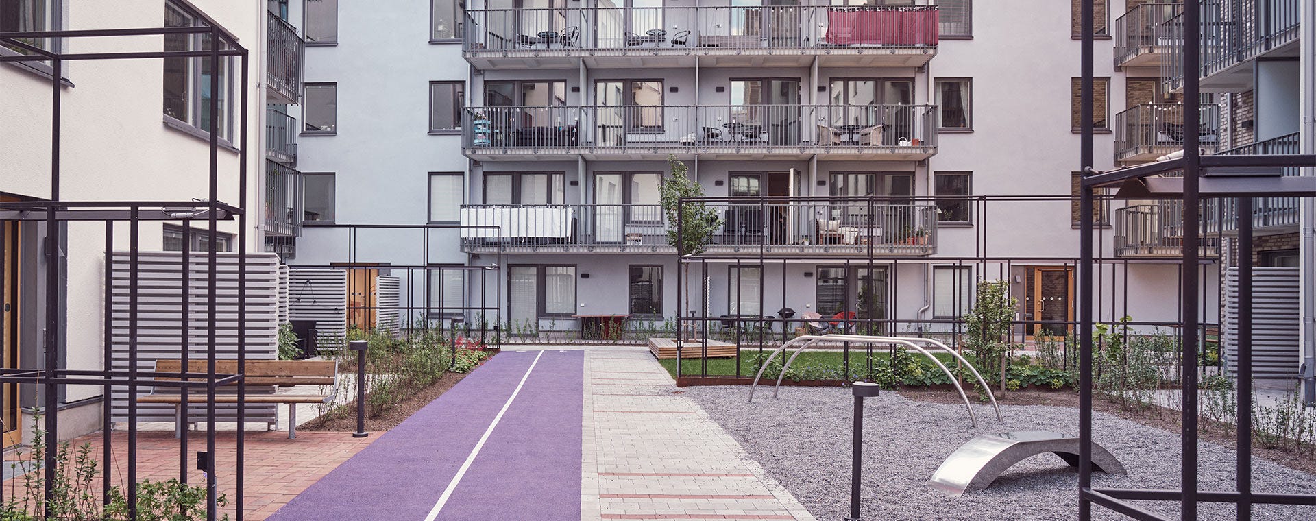 Gemensam löparbana och lekplats i innergården