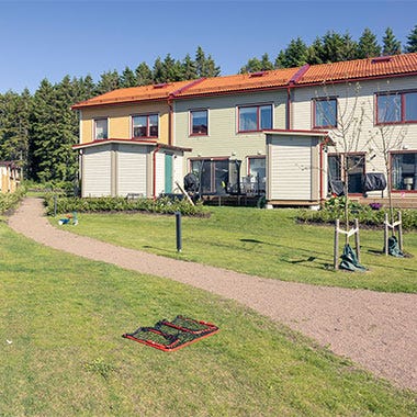 Gatuvy på radhus i Kareby Äng