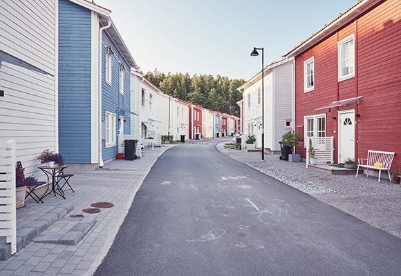 Gatuvy på grannskapet Sjömannen