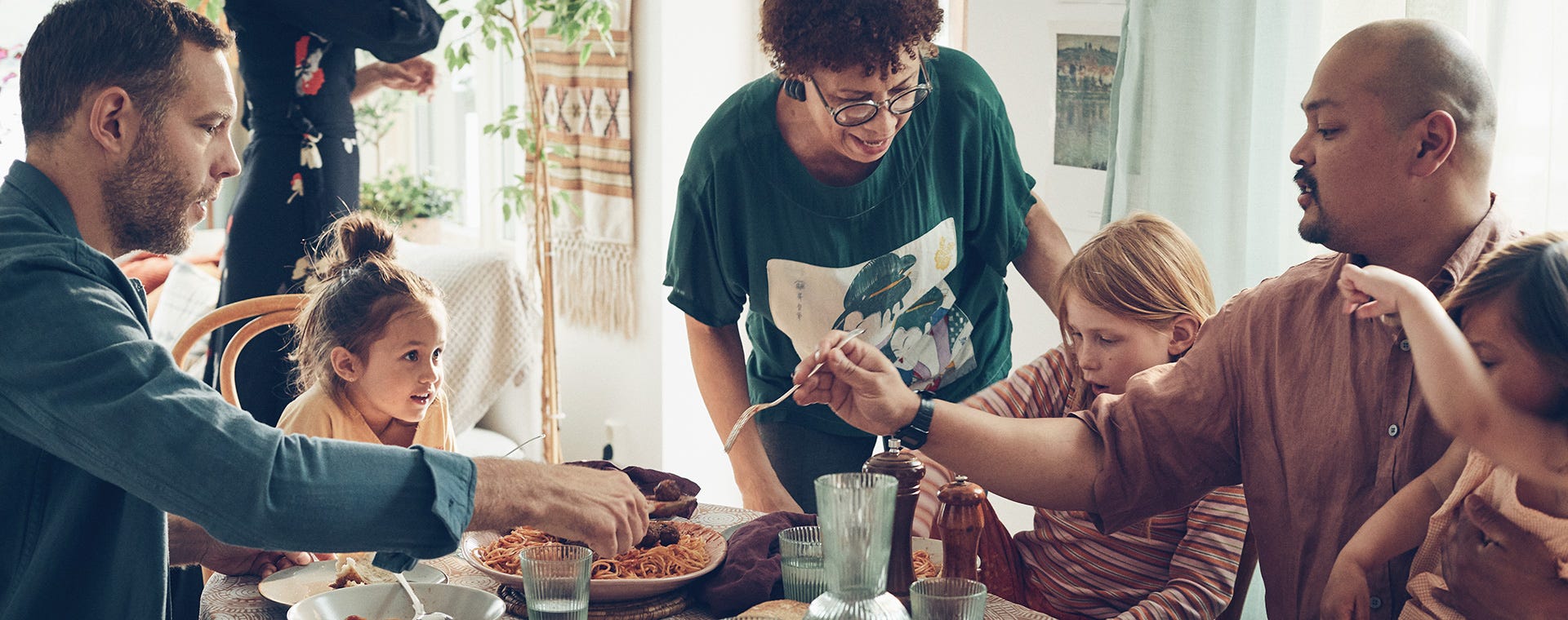 Foto på familj äter mat tillsammans