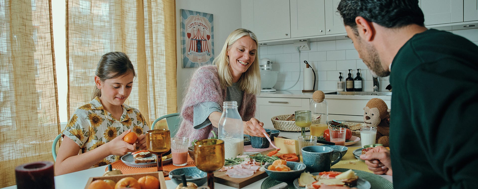 Familj som äter frukost tillsammans