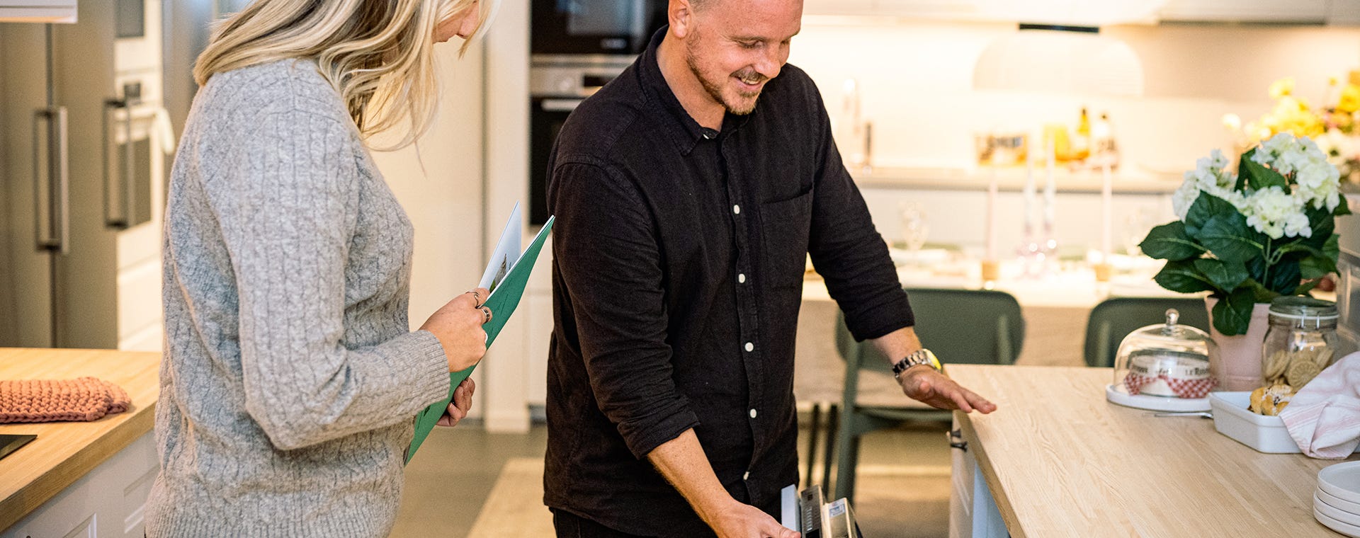Man och kvinna kollar på diskmaskin