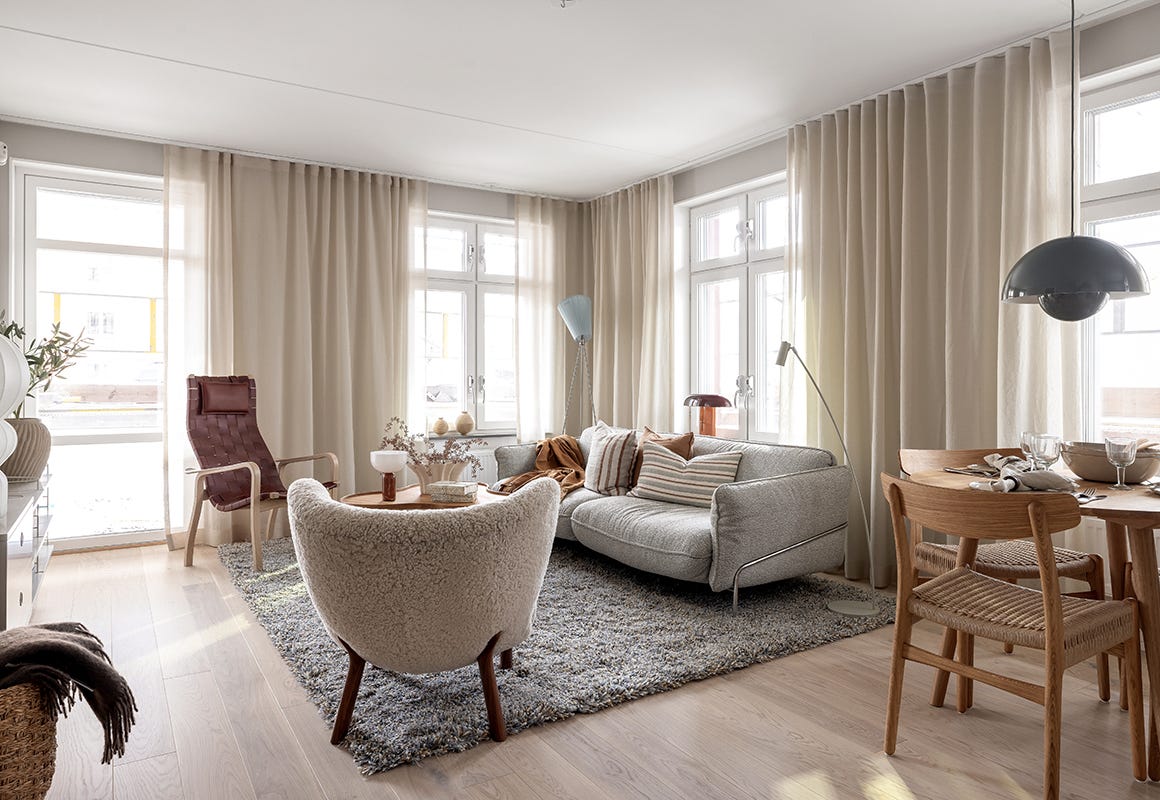 Foto över ett vardagsrum med stilsäker inredning