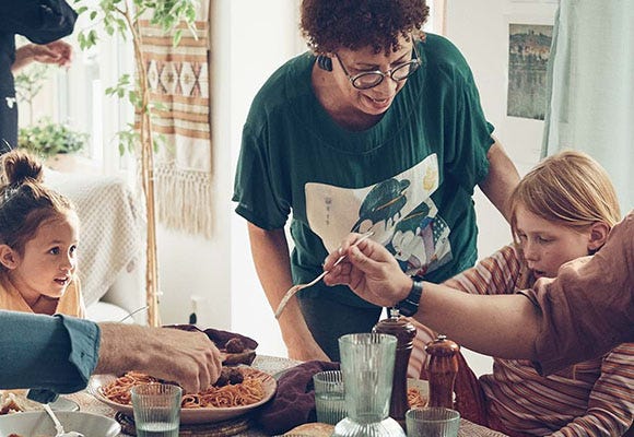 Foto på familj som äter mat tillsammans