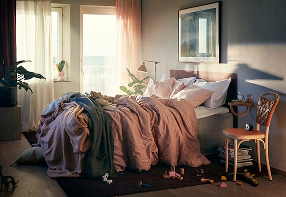 Bild på obäddad säng