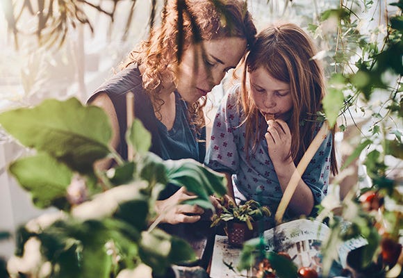 Mamma och dotter i växthuset