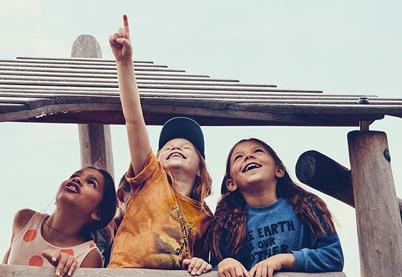 Foto på barn som leker på en lekplats 