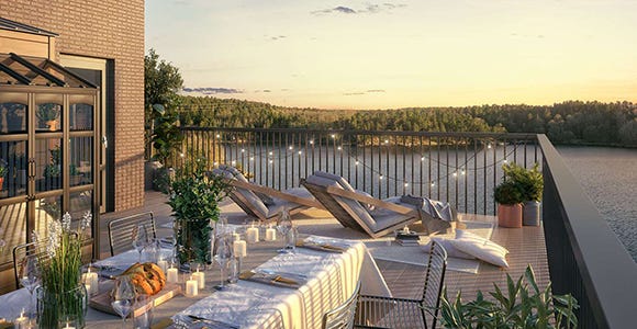 Balkong med solstolar och utsikt över vattnet (visualisering)