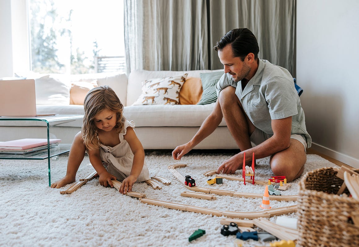 Ett tryggt köp med Bonava - bild på pappa och dotter som leker